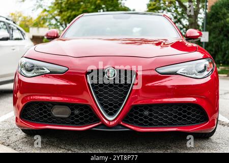 Chicago, Illinois - 29 settembre 2024: 2017 Alfa Romeo Giulia colore rosso. 2017 Alfa Romeo Giulia parcheggiata per strada. 2017 Alfa Romeo Giulia è famou Foto Stock