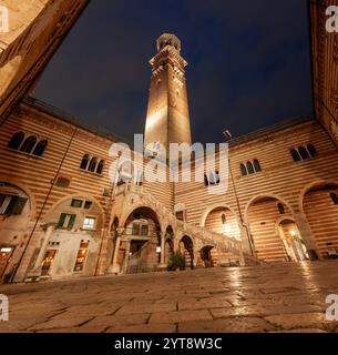 Il cortile del Palazzo della ragione di Verona di sera, illuminato da lampioni Foto Stock