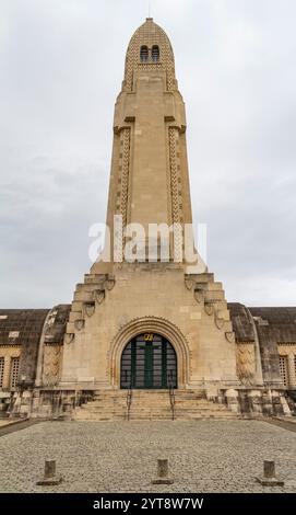 Ingresso del Douaumont Ossuary, un memoriale situato vicino a Verdun in Francia Foto Stock