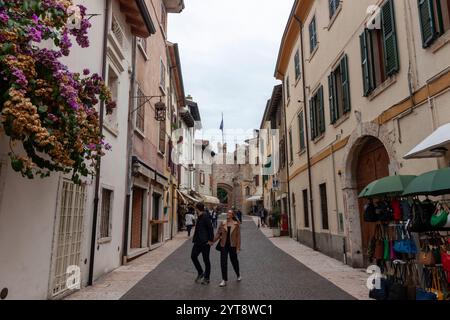 LAZISE, ITALIA - 25 OTTOBRE 2023: Stradina nel comune di Lazise sul lago di Garda, Italia Foto Stock