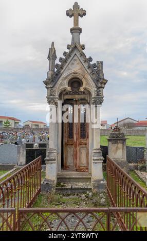 Impressioni al cimitero di Verdun, una grande città nel dipartimento della Mosa nel Grand Est, nel nord-est della Francia. È noto per aver dato il nome a una grande battaglia della prima guerra mondiale. Foto Stock