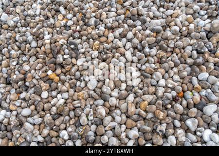 Immagine full frame che mostra un sacco di ciottoli visti nella regione della Normandia in Francia Foto Stock