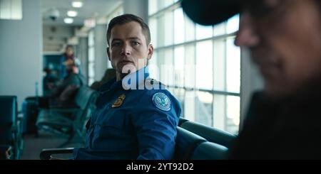 DATA DI RILASCIO: 13 dicembre 2024. TITOLO: Bagaglio a mano. STUDIO: Netflix. DIRETTORE: Jaume Collet-Serra. TRAMA: Un misterioso viaggiatore ricatta un giovane agente della TSA facendogli sfuggire un pericoloso pacchetto di sicurezza e su un volo il giorno di Natale. TARON EGERTON nel ruolo di Ethan Kopek, JASON BATEMAN nel ruolo di Traveler. (Immagine di credito: © Netflix/Entertainment Pictures/ZUMAPRESS.com) SOLO PER USO EDITORIALE! Non per USO commerciale! Foto Stock