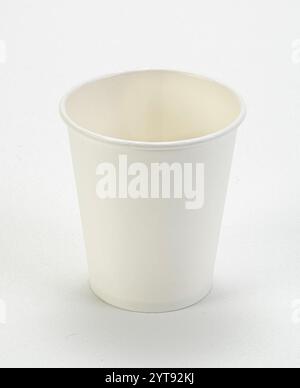 Tazza di carta su sfondo bianco Foto Stock