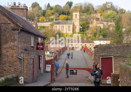 Il ponte di Ironbridge da cui prende il nome il villaggio. St Lukes Church a metà strada sulla collina. Nella foto di ottobre 2024. Foto Stock