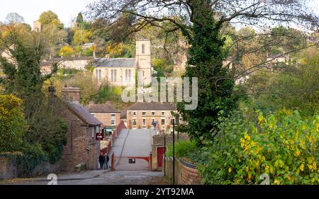 Il ponte di Ironbridge da cui prende il nome il villaggio. St Lukes Church a metà strada sulla collina. Nella foto di ottobre 2024. Foto Stock