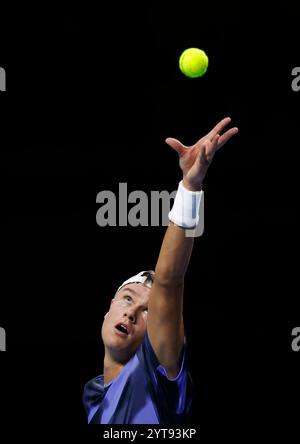 6 dicembre 2024; Copper Box Arena, Stratford, Londra, Inghilterra; Ultimate Tennis Showdown Grand Final Day 1; Holger Rune serve Alex de Minaur Foto Stock