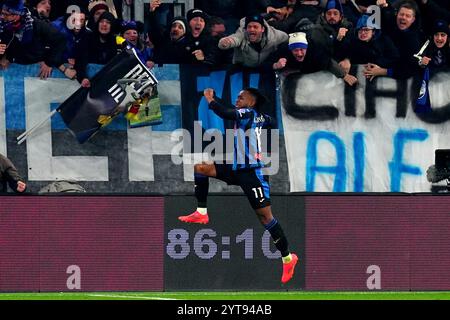 Bergamo, Italia. 6 dicembre 2024. AtalantaÕs Ademola Lookman festeggia dopo aver segnato 2-1 punti durante la partita di calcio di serie A tra l'Atalanta e l'AC Millan allo Stadio Gewiss di Bergamo - venerdì 6 dicembre 2024. Sport - calcio . (Foto di Spada/Lapresse) credito: LaPresse/Alamy Live News Foto Stock