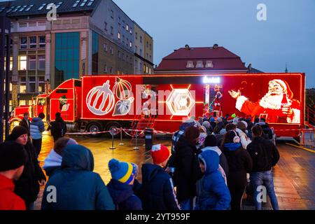 Breslavia, Breslavia, Polonia. 6 dicembre 2024. Si può già sentire lo spirito natalizio in WrocÅ‚aw! Il camioncino di Natale Coca-Cola è arrivato in città e l'albero di Natale sulla piazza del mercato di WrocÅ‚aw è stato illuminato. (Credit Image: © Krzysztof Zatycki/ZUMA Press Wire) SOLO PER USO EDITORIALE! Non per USO commerciale! Foto Stock