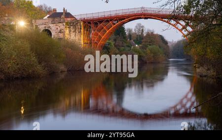 Il ponte a Ironbridge da cui il villaggio prende il nome, sul fiume Severn nello Shropshire. Più di 200 anni, nella foto qui nell'ottobre 2024. Foto Stock