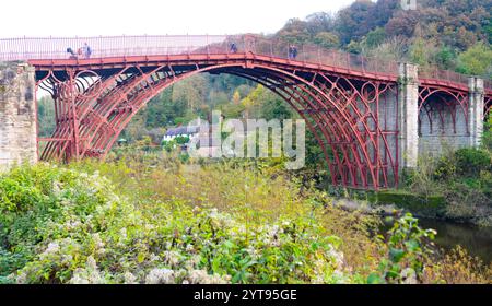 Il ponte a Ironbridge da cui il villaggio prende il nome, sul fiume Severn nello Shropshire. Più di 200 anni, nella foto qui nell'ottobre 2024. Foto Stock