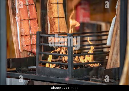 Recipiente per il fuoco con salmone fumante Foto Stock