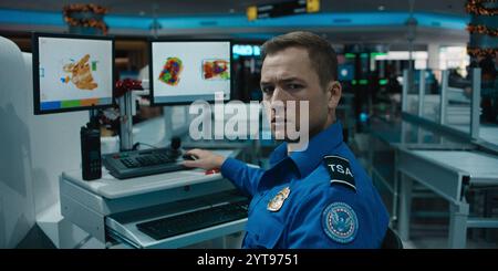 DATA DI RILASCIO: 13 dicembre 2024. TITOLO: Bagaglio a mano. STUDIO: Netflix. DIRETTORE: Jaume Collet-Serra. TRAMA: Un misterioso viaggiatore ricatta un giovane agente della TSA facendogli sfuggire un pericoloso pacchetto di sicurezza e su un volo il giorno di Natale. TARON EGERTON interpreta Ethan Kopek. (Immagine di credito: © Netflix/Entertainment Pictures/ZUMAPRESS.com) SOLO PER USO EDITORIALE! Non per USO commerciale! Foto Stock