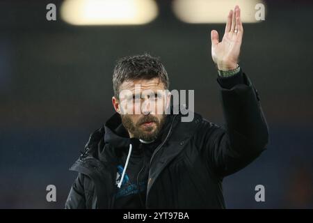 Michael Carrick, manager di Middlesbrough, ondata ai tifosi al termine della partita per il titolo Sky Bet Burnley vs Middlesbrough a Turf Moor, Burnley, Regno Unito, 6 dicembre 2024 (foto di Alfie Cosgrove/News Images) Foto Stock