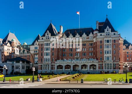 La facciata di un grande edificio in mattoni con un cartello che dice "The Fairmont". L'edificio ha molte finestre e una bandiera in cima Foto Stock