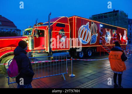 Breslavia, Breslavia, Polonia. 6 dicembre 2024. Si può già sentire lo spirito natalizio in WrocÅ‚aw! Il camioncino di Natale Coca-Cola è arrivato in città e l'albero di Natale sulla piazza del mercato di WrocÅ‚aw è stato illuminato. (Credit Image: © Krzysztof Zatycki/ZUMA Press Wire) SOLO PER USO EDITORIALE! Non per USO commerciale! Foto Stock