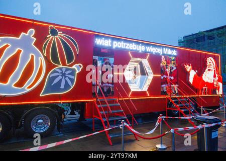 Breslavia, Breslavia, Polonia. 6 dicembre 2024. Si può già sentire lo spirito natalizio in WrocÅ‚aw! Il camioncino di Natale Coca-Cola è arrivato in città e l'albero di Natale sulla piazza del mercato di WrocÅ‚aw è stato illuminato. (Credit Image: © Krzysztof Zatycki/ZUMA Press Wire) SOLO PER USO EDITORIALE! Non per USO commerciale! Foto Stock