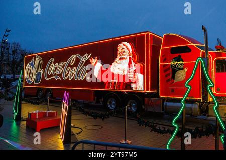 Breslavia, Breslavia, Polonia. 6 dicembre 2024. Si può già sentire lo spirito natalizio in WrocÅ‚aw! Il camioncino di Natale Coca-Cola è arrivato in città e l'albero di Natale sulla piazza del mercato di WrocÅ‚aw è stato illuminato. (Credit Image: © Krzysztof Zatycki/ZUMA Press Wire) SOLO PER USO EDITORIALE! Non per USO commerciale! Foto Stock