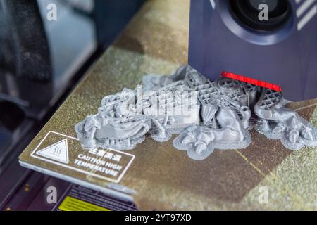 Processo di stampa su stampante 3D. Stampante 3D che crea un modello da primo piano in plastica fusa. La plastica fusa fluisce nell'estrusore e forma un oggetto volumetrico tridimensionale. Tecnologie additivi Foto Stock