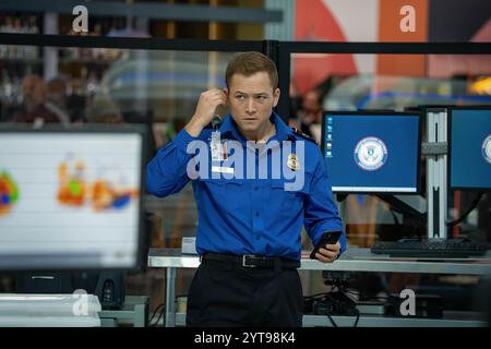 DATA DI RILASCIO: 13 dicembre 2024. TITOLO: Bagaglio a mano. STUDIO: Netflix. DIRETTORE: Jaume Collet-Serra. TRAMA: Un misterioso viaggiatore ricatta un giovane agente della TSA facendogli sfuggire un pericoloso pacchetto di sicurezza e su un volo il giorno di Natale. TARON EGERTON interpreta Ethan Kopek. (Immagine di credito: © Netflix/Entertainment Pictures/ZUMAPRESS.com) SOLO PER USO EDITORIALE! Non per USO commerciale! Foto Stock