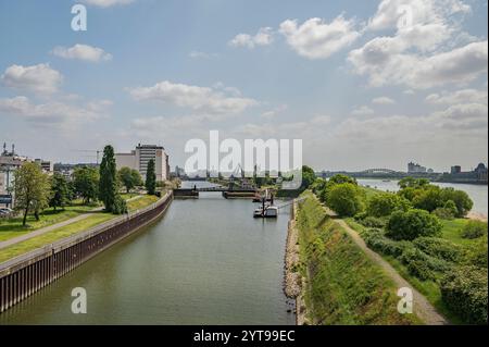 Ponte sospeso porto di Deutz Foto Stock
