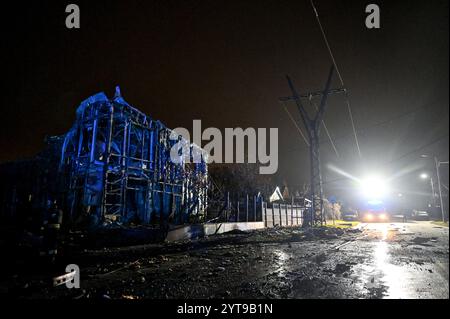 ZAPORIZHZHIA, UCRAINA - 6 DICEMBRE 2024 - Un edificio è stato danneggiato da un attacco aereo russo, Zaporizhzhia, Ucraina sudorientale. Venerdì sera, l'esercito russo ha effettuato due attacchi contro Zaporizhzhia e il distretto di Zaporizhzhia. Il primo sciopero che ha colpito un'area residenziale nel centro regionale ha distrutto un negozio di riparazione auto e danneggiato case e negozi nelle vicinanze. Almeno dieci persone sono rimaste uccise e 22 sono rimaste ferite. Il secondo sciopero ha colpito un'area aperta nel distretto di Zaporizhzhia. Secondo la polizia regionale di Zaporizhzhia, le truppe russe hanno attaccato la città con le bombe FAB-250 con UMPC k Foto Stock