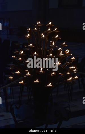 Candele sacrificali in una chiesa italiana Foto Stock