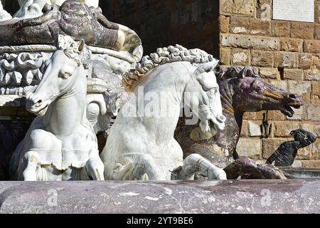 Sculture a cavallo presso la Fontana del Nettuno, Piazza della Signoria, Firenze, Italia Foto Stock