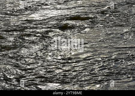 La luce della sera splende su un fiume Foto Stock