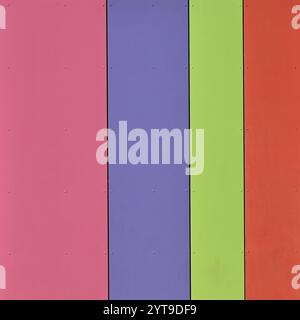Spranghe colorate come rivestimento della facciata in un edificio moderno Foto Stock