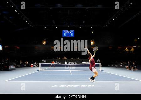 6 dicembre 2024; Copper Box Arena, Stratford, Londra, Inghilterra; Ultimate Tennis Showdown Grand Final Day 1; Thanasi Kokkinakis serve Ugo Humbert Foto Stock