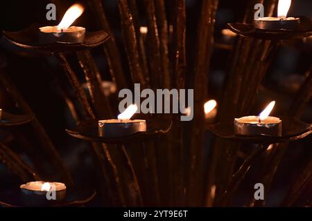 Candele sacrificali in una chiesa italiana Foto Stock