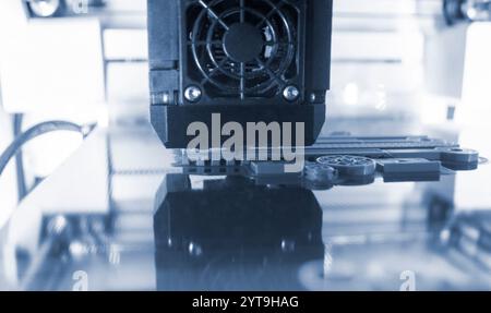 Processo di stampa su stampante 3D. Stampante 3D che crea un modello da primo piano in plastica fusa. La plastica fusa fluisce nell'estrusore e forma un oggetto volumetrico tridimensionale. Tecnologie additivi Foto Stock
