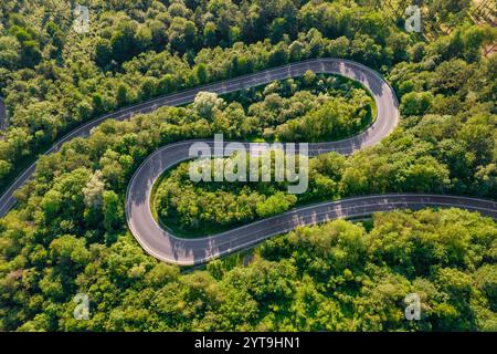 Vista aerea estiva di una tortuosa strada di montagna a forma di S. Foto Stock