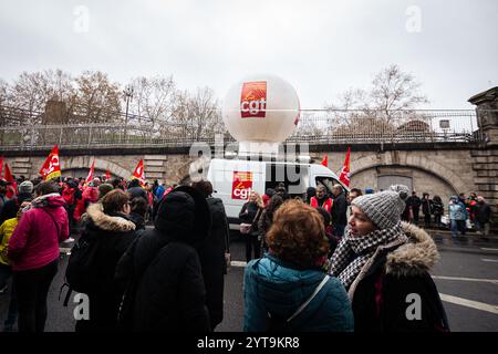 Parigi, Francia. 5 dicembre 2024. I manifestanti si riuniscono durante la dimostrazione della funzione pubblica francese. Circa 200.000 persone hanno manifestato in tutta la Francia, secondo la CGT (Confederazione generale del lavoro) in un giorno di scioperi del servizio civile, nonostante la caduta del governo francese a causa del voto su una mozione di censura in seno all'Assemblea nazionale. A Parigi, circa 3.000 persone hanno preso parte alla manifestazione per chiedere maggiori risorse per il servizio pubblico e avvertire del '' deterioramento˜' nelle loro ''˜condizioni di lavoro e payâ (Credit Image: © Telmo Pinto/SOPA Images via ZUMA Press Wire) Foto Stock