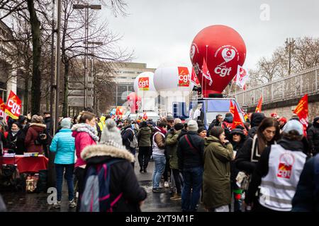 Parigi, Francia. 5 dicembre 2024. I manifestanti marciano durante la dimostrazione della funzione pubblica francese. Circa 200.000 persone hanno manifestato in tutta la Francia, secondo la CGT (Confederazione generale del lavoro) in un giorno di scioperi del servizio civile, nonostante la caduta del governo francese a causa del voto su una mozione di censura in seno all'Assemblea nazionale. A Parigi, circa 3.000 persone hanno preso parte alla manifestazione per chiedere maggiori risorse per il servizio pubblico e avvertire del '' deterioramento˜' nelle loro ''˜condizioni di lavoro e payâ (Credit Image: © Telmo Pinto/SOPA Images via ZUMA Press Wire) Foto Stock