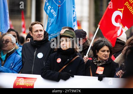 Parigi, Francia. 5 dicembre 2024. Sophie Binet (C), Segretario generale della CGT (Confederazione generale del lavoro), vista durante la dimostrazione del servizio civile francese. Circa 200.000 persone hanno manifestato in tutta la Francia, secondo la CGT (Confederazione generale del lavoro) in un giorno di scioperi del servizio civile, nonostante la caduta del governo francese a causa del voto su una mozione di censura in seno all'Assemblea nazionale. A Parigi, circa 3.000 persone hanno preso parte alla manifestazione per chiedere maggiori risorse per il servizio pubblico e per avvertire del '' deterioramento˜' delle loro ''˜condizioni di lavoro e payâ ( Foto Stock