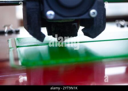Processo di stampa su stampante 3D. Stampante 3D che crea un modello da primo piano in plastica fusa. La plastica fusa fluisce nell'estrusore e forma un oggetto volumetrico tridimensionale. Tecnologie additivi Foto Stock