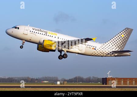 Airbus A319 della compagnia spagnola Vueling che decolla dall'aeroporto Schiphol di Amsterdam. Vueling è stata la sesta più grande compagnia aerea in AMS in quest'anno, 2022 Foto Stock