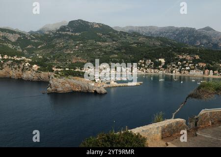 Vista di Port De Soller Mallorca Spagna in Una splendida giornata di Primavera soleggiata con Un cielo azzurro Foto Stock