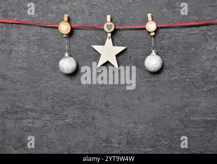 Sfondo con decorazioni dell'albero di Natale e clip in legno Foto Stock