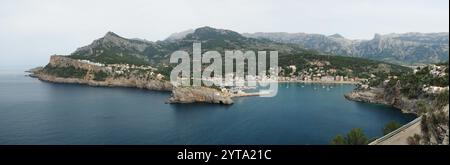 Vista aerea della penisola di Port de Soller Mallorca, Spagna, in Una splendida giornata di Primavera soleggiata Foto Stock