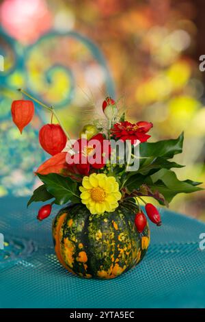 Zucca ornamentale con fiori Foto Stock