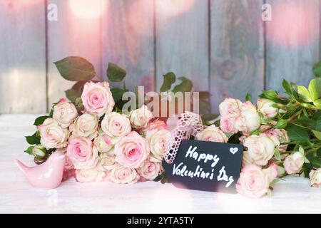 Sfondo con rose e bokeh per una tessera di buon giorno a San Valentino Foto Stock