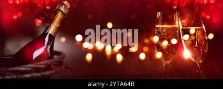 Champagne davanti a rosso romantico bokeh sfondo per i valentines giorno e Capodanno celebrazioni. Foto Stock
