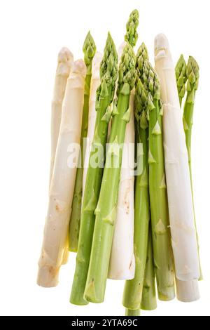 Puntali di asparagi bianchi e verdi freschi isolati su sfondo bianco. Vista dall'alto delle verdure primaverili. Background per nutrienti da alelthy. Foto Stock