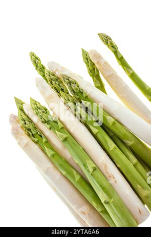 Puntali di asparagi bianchi e verdi freschi isolati su sfondo bianco. Vista dall'alto delle verdure primaverili. Background per nutrienti da alelthy. Foto Stock