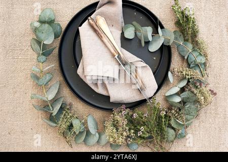 Ambiente festivo decorato in stile boho naturale per un matrimonio estivo. Concetto di sfondo per celebrazioni di nozze e vacanze gastronomiche. Decorazione del ristorante. Vista dall'alto. Foto Stock