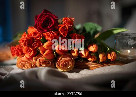 Grande bouquet in rosso con rose e tulipani per sentimenti d'amore. Sfondo romantico per san valentino o per la festa della mamma. Foto Stock