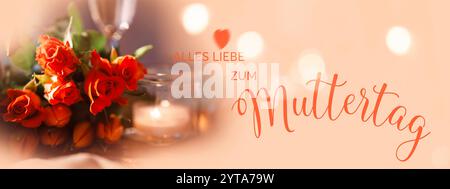 Sfondo STILL Life per i saluti della festa della mamma con rose rosse e tulipani in tonalità albicocca leggera con bokeh lucente. Sfondo orizzontale con champagne e lume di candela. Testo in tedesco. Foto Stock